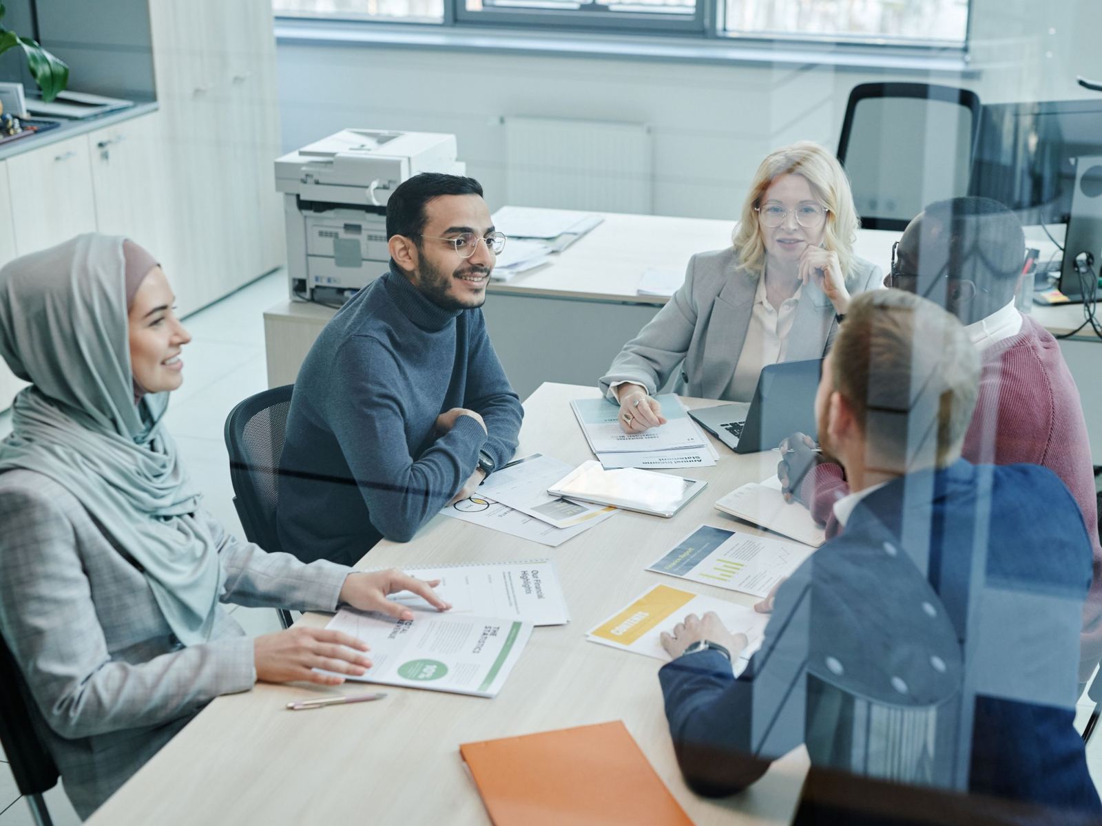 Équipe back-office en réunion de travail autour d’une table